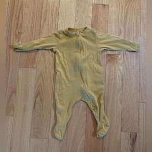 5/25$ Old Navy sleep & play footed sleeper pajamas- (3-6 months)- camel colour